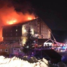 Incêndio em estação de esqui deixa 10 mortos - Demiroren News Agency/ AFP