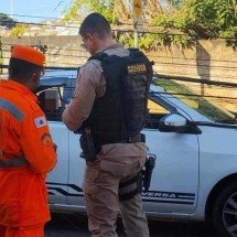 Poste cai e atinge carro de aplicativo com passageiros   - cr&eacute;dito: CBMMG