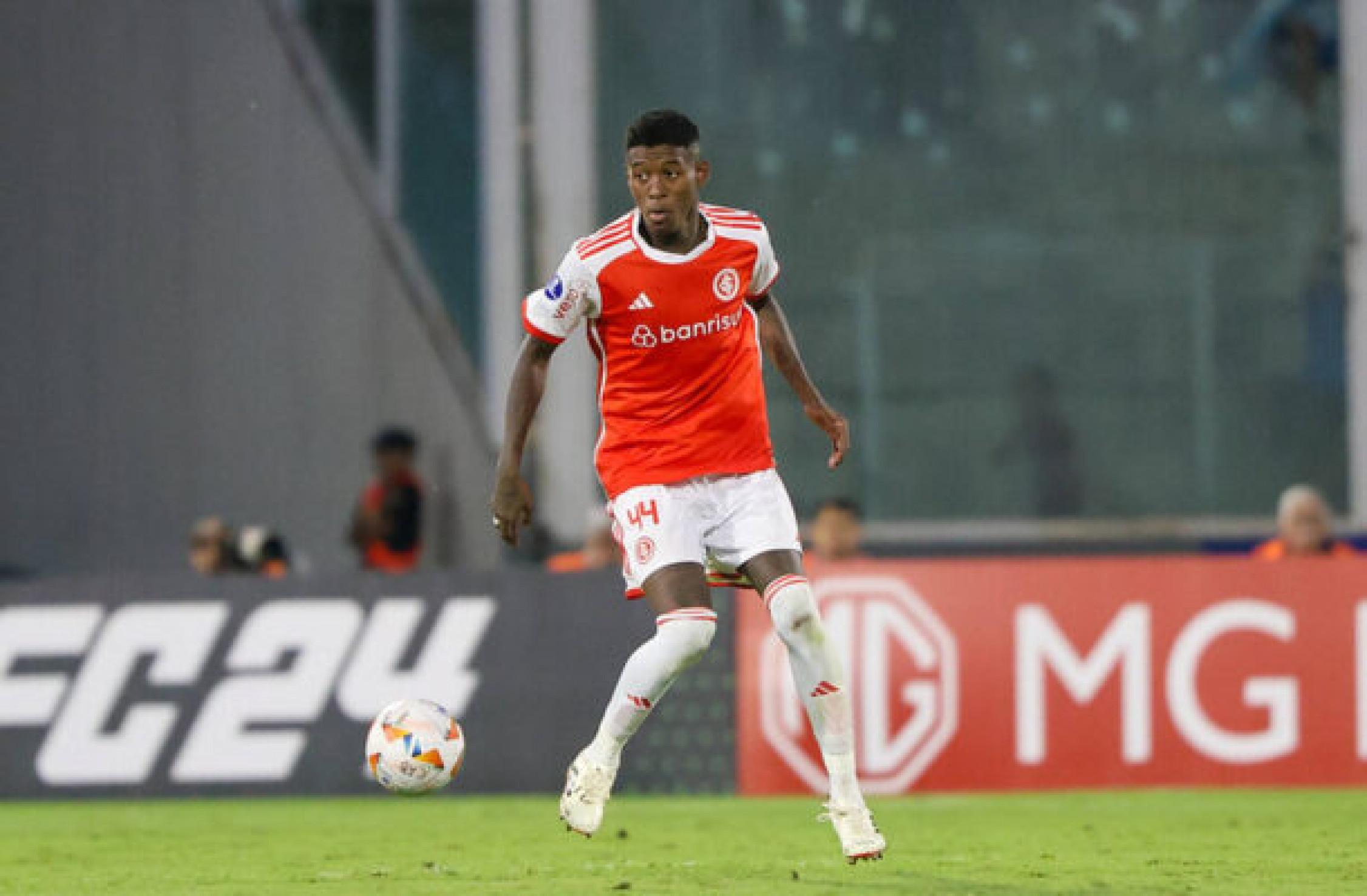 Vitão diz ‘sim’ ao Flamengo e negocia saída do Internacional