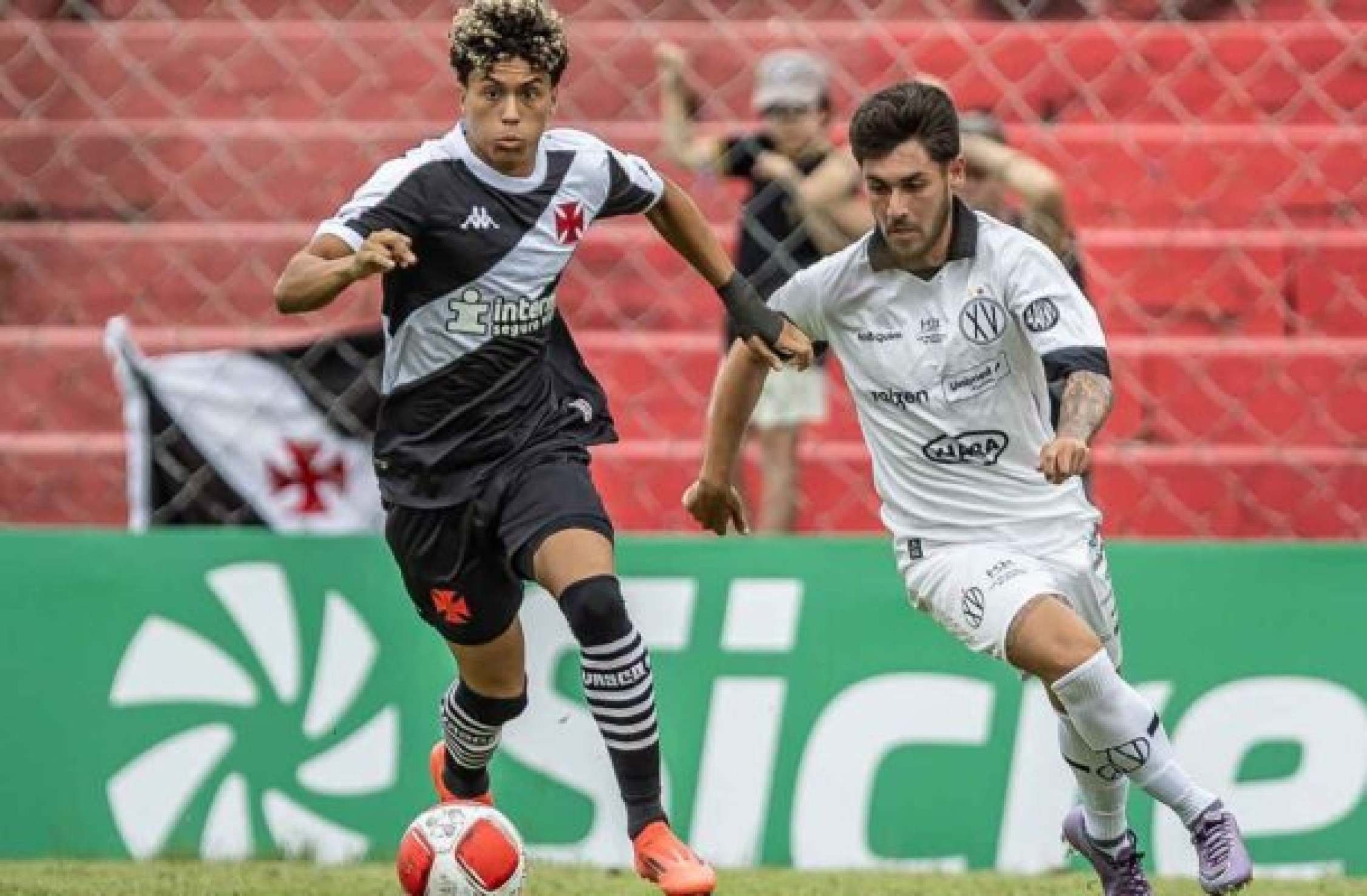 Vasco integra trio de destaque da Copinha ao elenco profissional