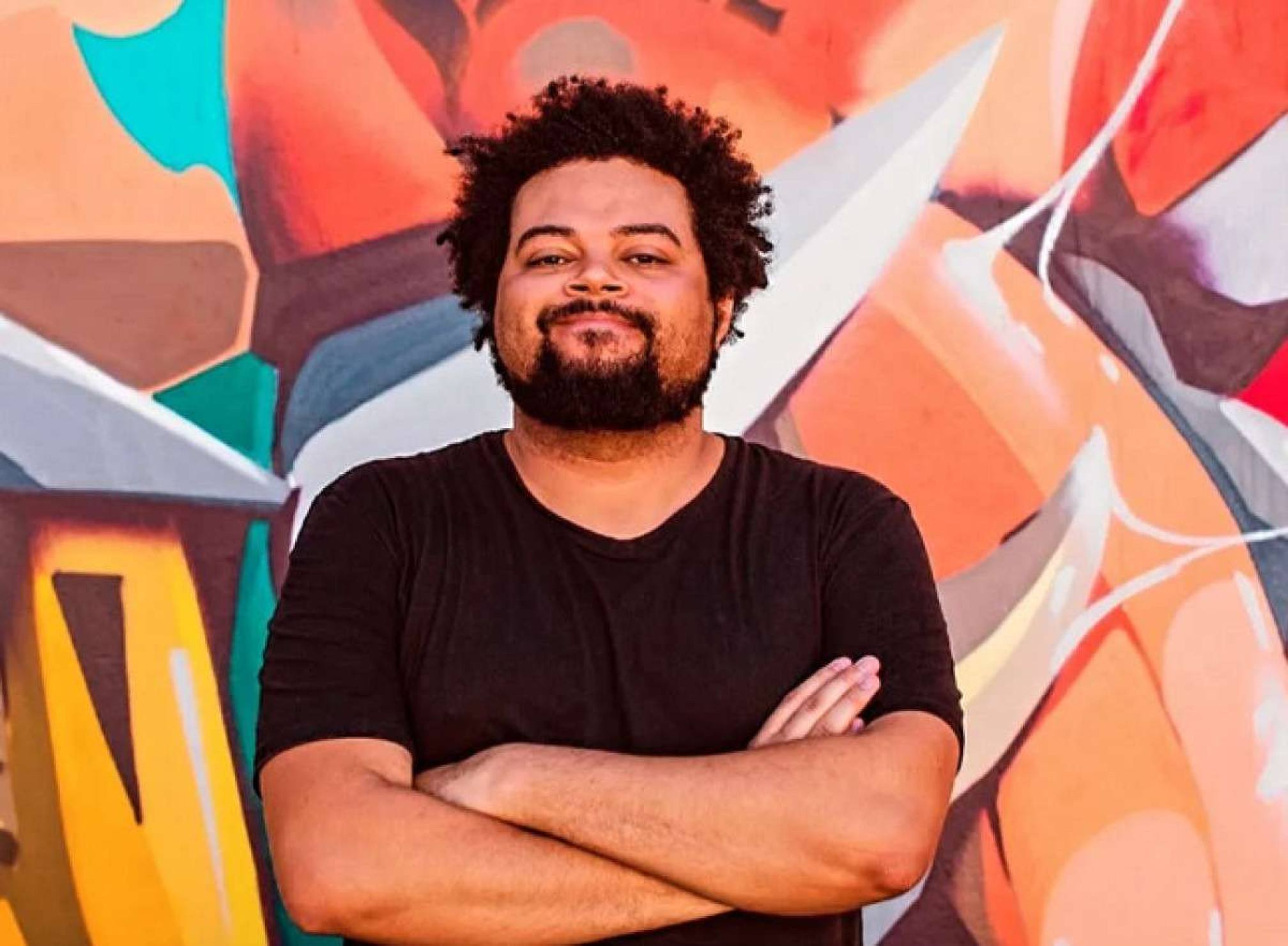 André Novais Oliveira, diretor de O dia que te conheci, é sócio da distribuidora Malute e da produtora Filmes de Plástico Diretor André Novais Oliveira está de braços cruzados e olha para a câmera
