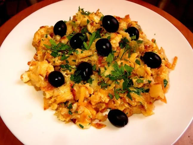 Em Portugal, Ã© frequentemente dito que existem mais de 1001 receitas com bacalhau, incluindo clÃ¡ssicos como o bacalhau Ã  brÃ¡s (foto), bacalhau Ã  Gomes de SÃ¡ e o bacalhau com natas.