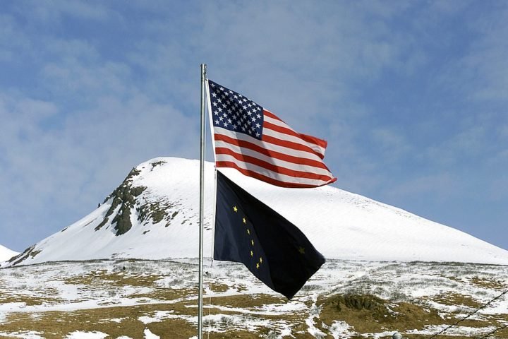 Exploração de recursos no Alaska: Foram revogadas restrições, com o intuito de facilitar a exploração de gás natural e promover a construção de infraestrutura rodoviária no Alaska.