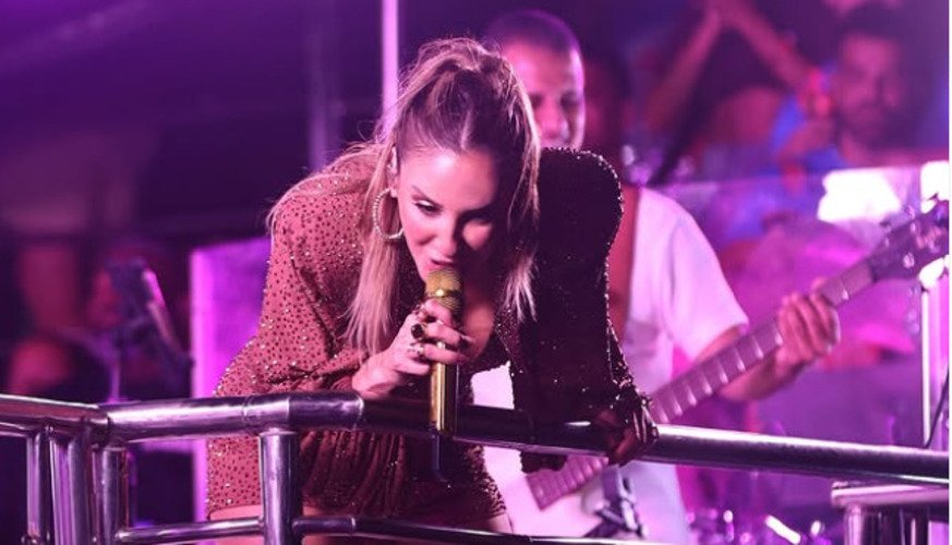 Na adolescência, morou em Feira de Santana, onde começou a cantar em bares e festivais. Até que, com 13 anos, passou a integrar a banda do cantor Nando Borges na qual trabalhou como backing vocal.
