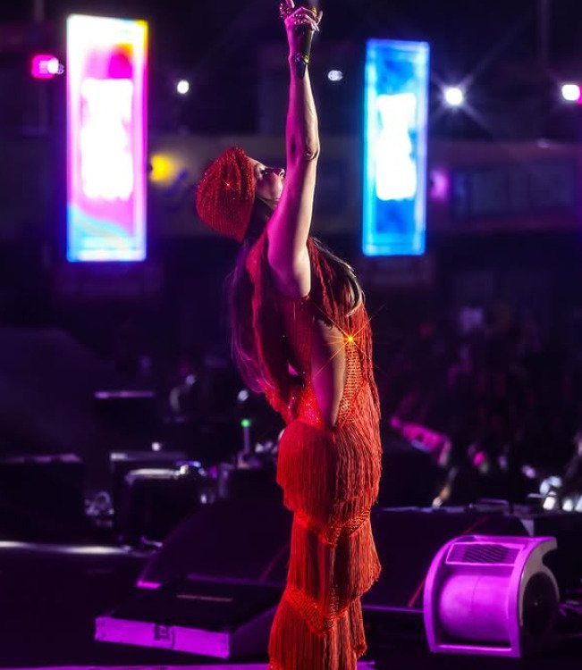 Claudia Leitte está no centro de uma controvérsia após alterar a letra da música Caranguejo, substituindo a expressão 