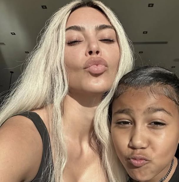 North West - Filha de Kim Kardashian e Kanye West. Em português significa Norte Oeste.