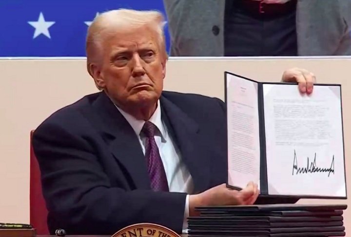Anistia aos invasores do Capitólio: Donald Trump concedeu perdão pleno e irrestrito às pessoas envolvidas na invasão do Capitólio em 6 de janeiro de 2021.