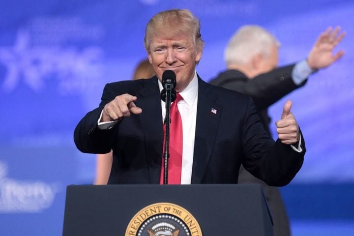 Suspensão de novas regulamentações: Foi imposto um bloqueio que impede a administração Biden de implementar novas regulamentações até que a equipe de Trump assuma o controle total.