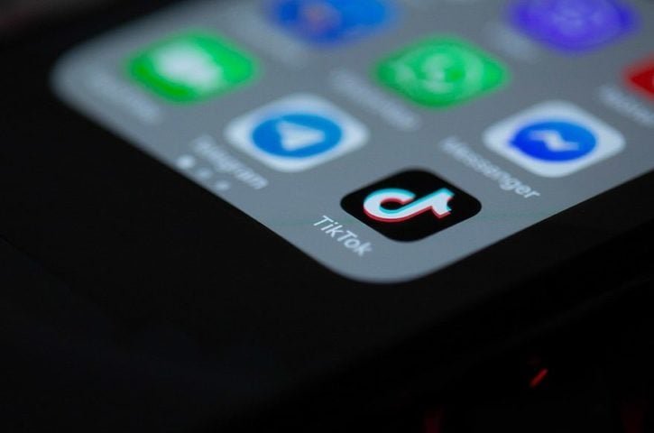 O Douyin ressaltou que é proibido gravar vídeos consumindo bebidas alcoólicas durante transmissões ao vivo, podendo resultar na exclusão do usuário da plataforma. 