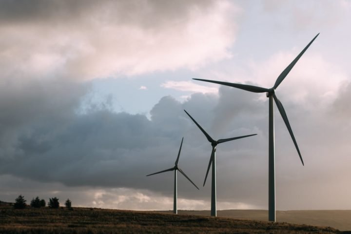 Suspensão da produção de energia eólica: Suspende temporariamente autorizações para projetos eólicos em terrenos onshore (em terra) e offshore (afastado da costa) nos EUA.