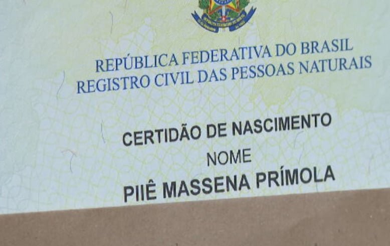 A Justiça, então, autorizou o nome da criança, que passou a se chamar Piiê Massena Prímola. O casal estava tão feliz que levou o filho para o momento da oficialização do nome. 