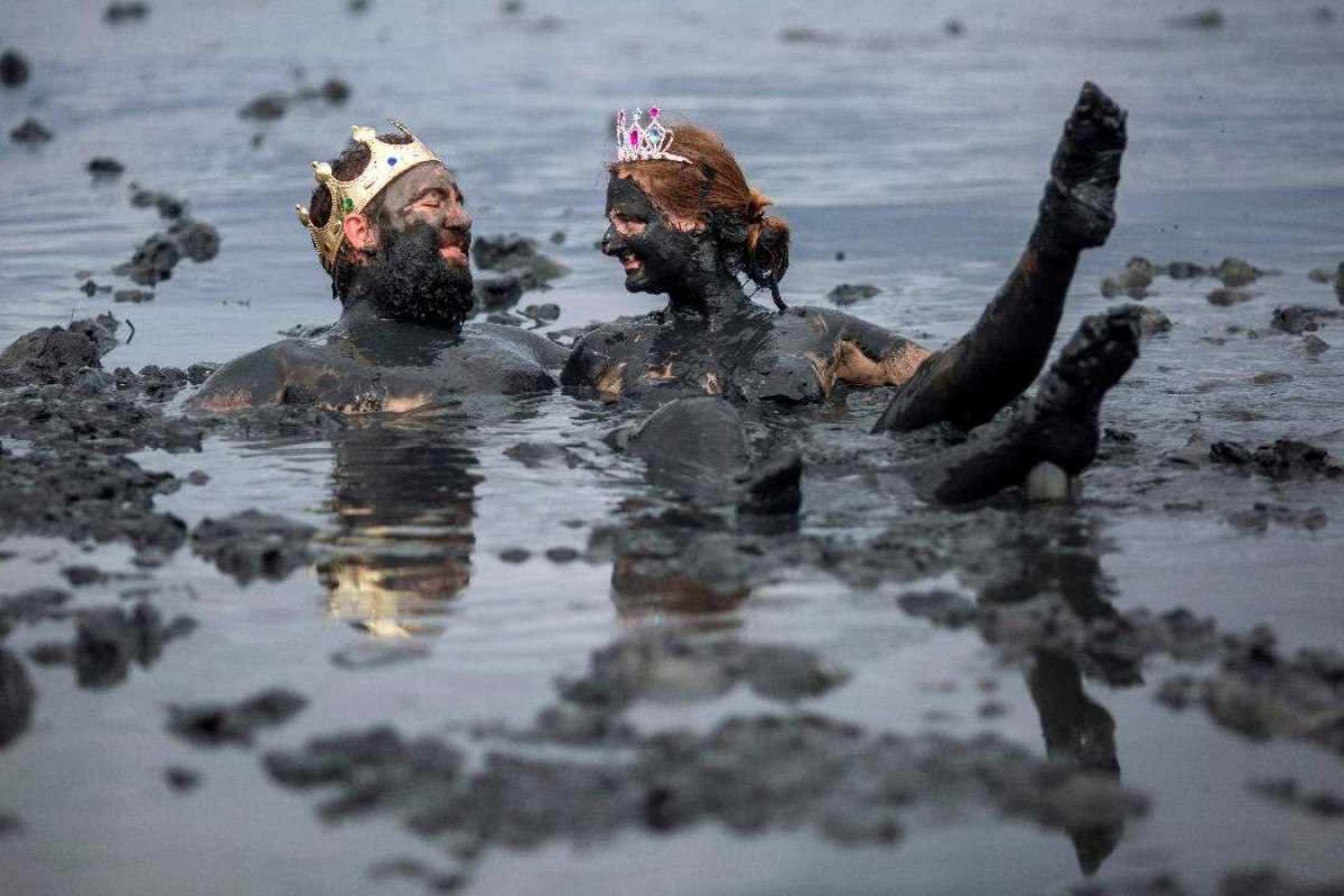 Carnaval na lama: Cidade do Rio promove diversão 'suja' para os turistas