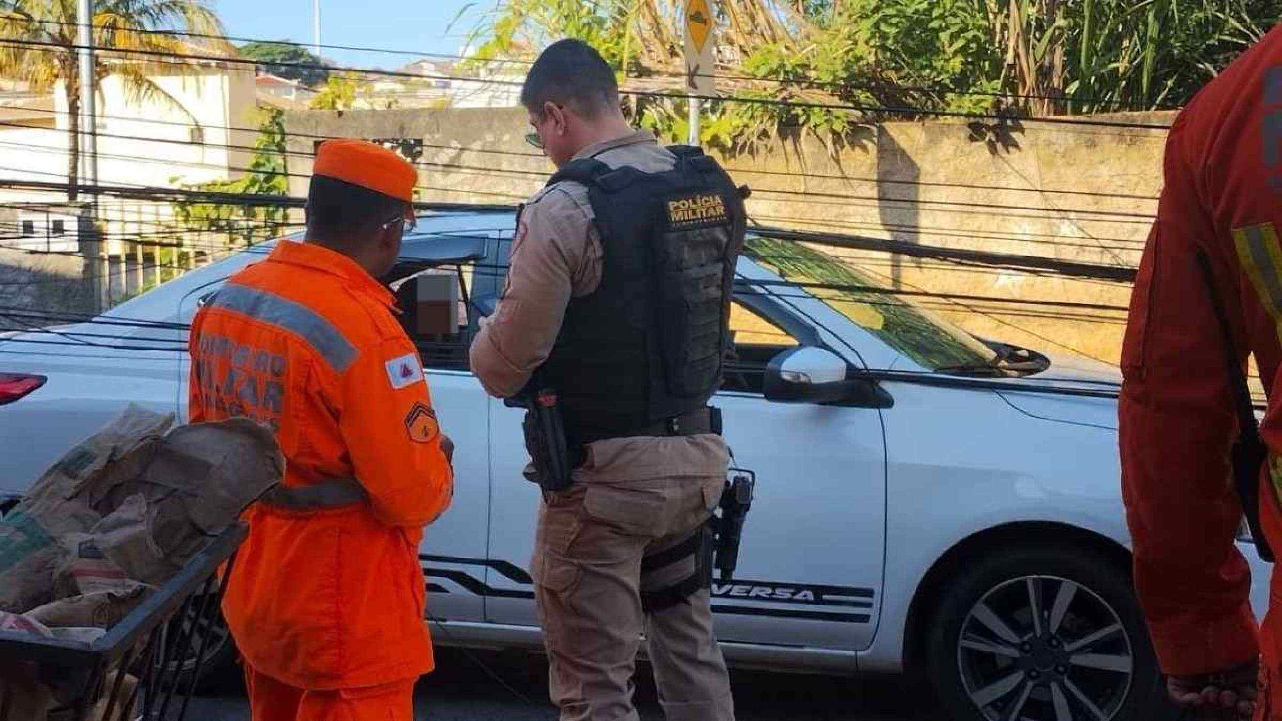 Poste cai e atinge carro de aplicativo com passageiros  