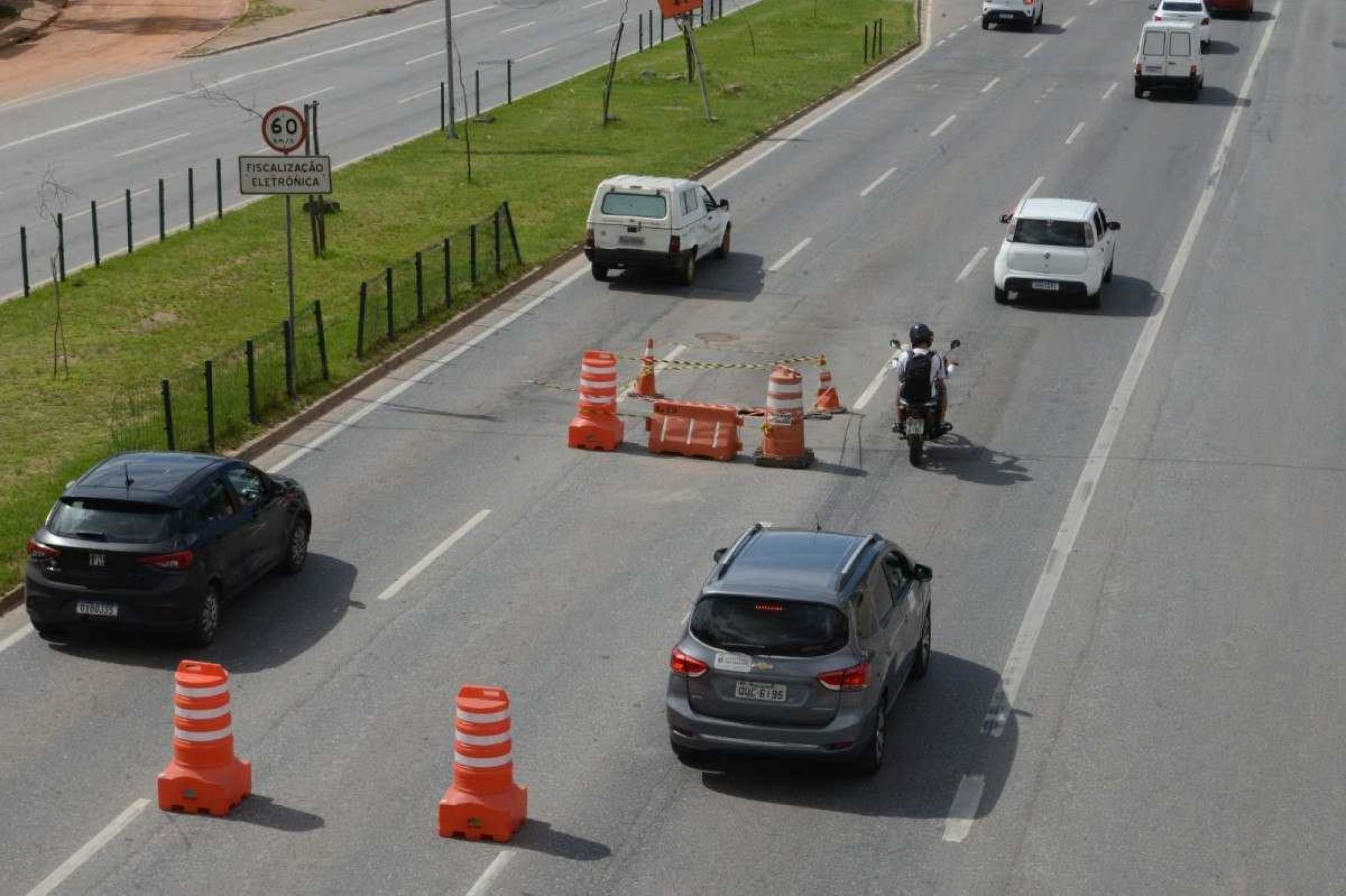 Agentes de trânsito estiveram no local para orientar os condutores