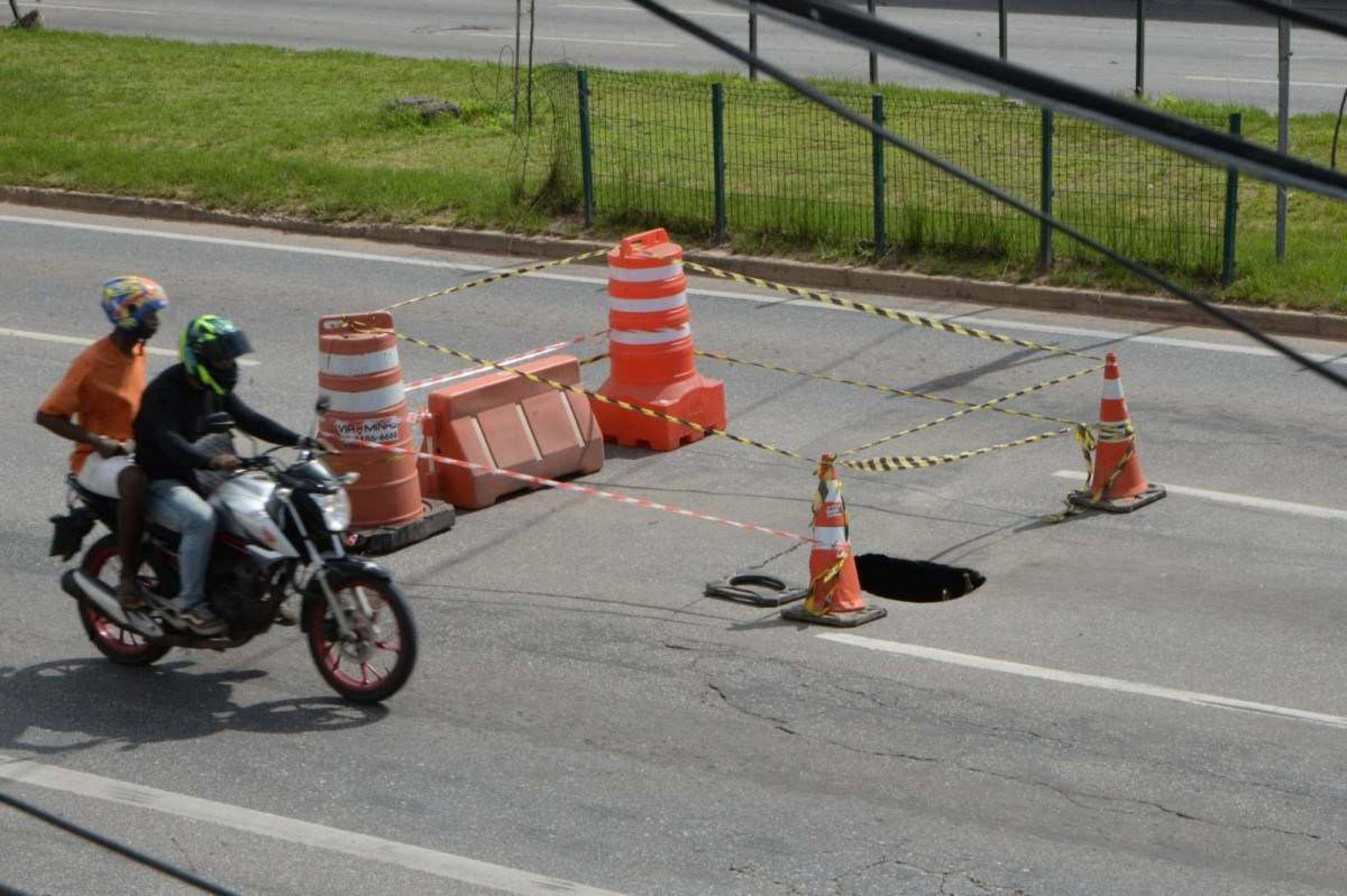 Buraco interdita duas faixas da Avenida Cristiano Machado
