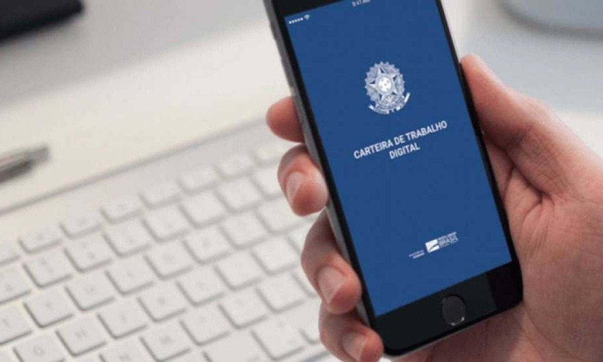 Carteira de trabalho digital é acessível por aplicativo em celular -  (crédito: Agência Brasil)