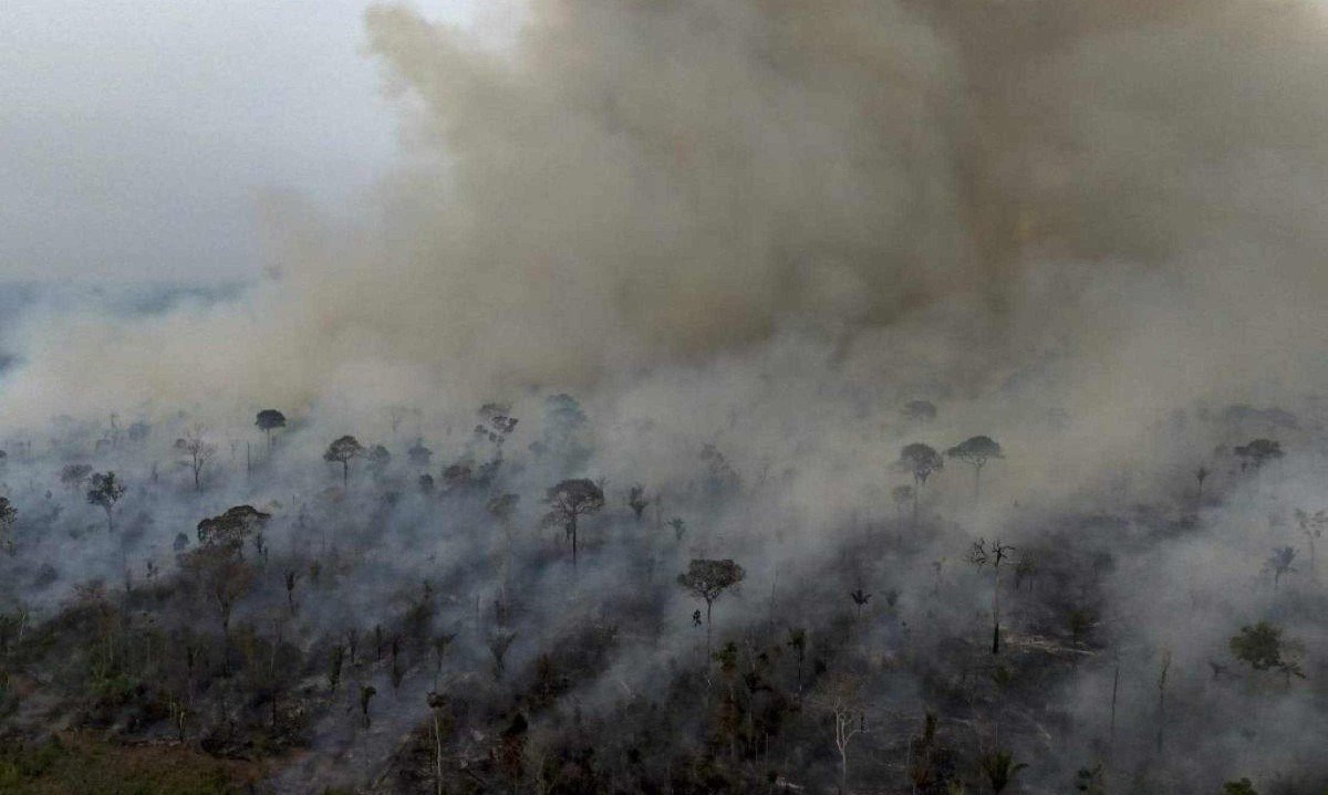 Vista aérea de incêndio ilegal na floresta amazônica às margens da BR-230, a Rodovia Transamazônica, próximo à cidade de Lábrea, estado do Amazonas, norte do Brasil, tirada em 4 de setembro de 2024 -  (crédito: MICHAEL DANTAS / AFP)
