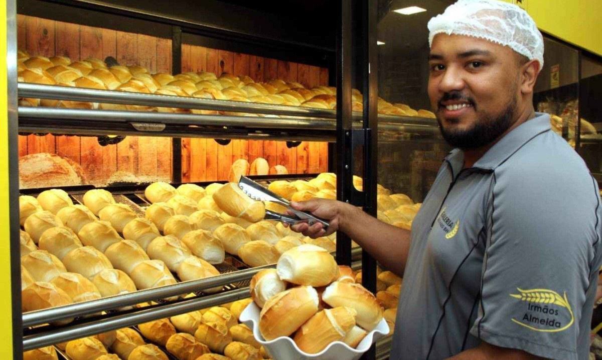 As fornadas de pão de sal saem até as 23h na Galeria dos Pães, como mostra o gerente Wandley Cardoso -  (crédito: Jair Amaral/EM/D.A Press)