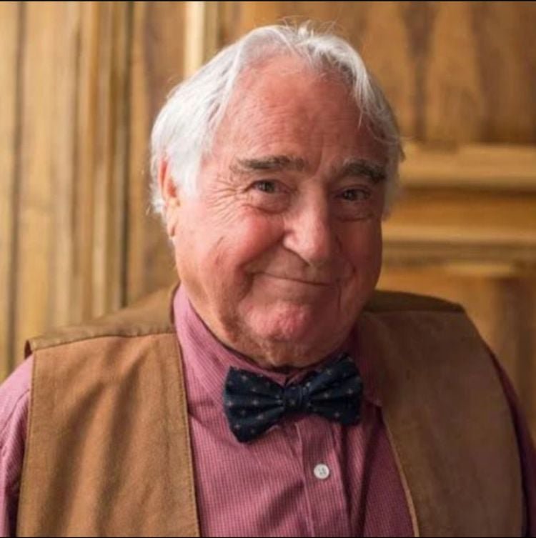 E agora alguns artistas que já morreram. 
Luis Gustavo - Outro renomado ator que fez sucesso no Brasil, o eterno Vavá de “Sai de Baixo”nasceu em Gotemburgo, na Suécia. Filho de um diplomata espanhol, Luis veio para o Brasil com menos de cinco anos. Ele morreu em 2021.