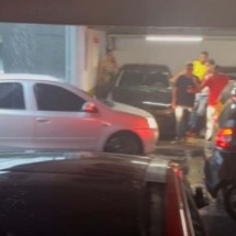 Vídeo: motoristas tentam esconder carros durante chuva de granizo em BH - Ramon Lisboa/EM/D.A Press