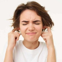 Otites no verão: como prevenir problemas comuns na estação quente - Freepik