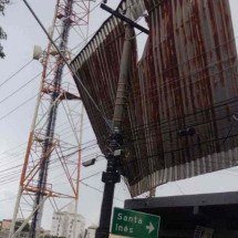 Chuva em BH: telhados são arrancados e ficam pendurados - CBMMG 