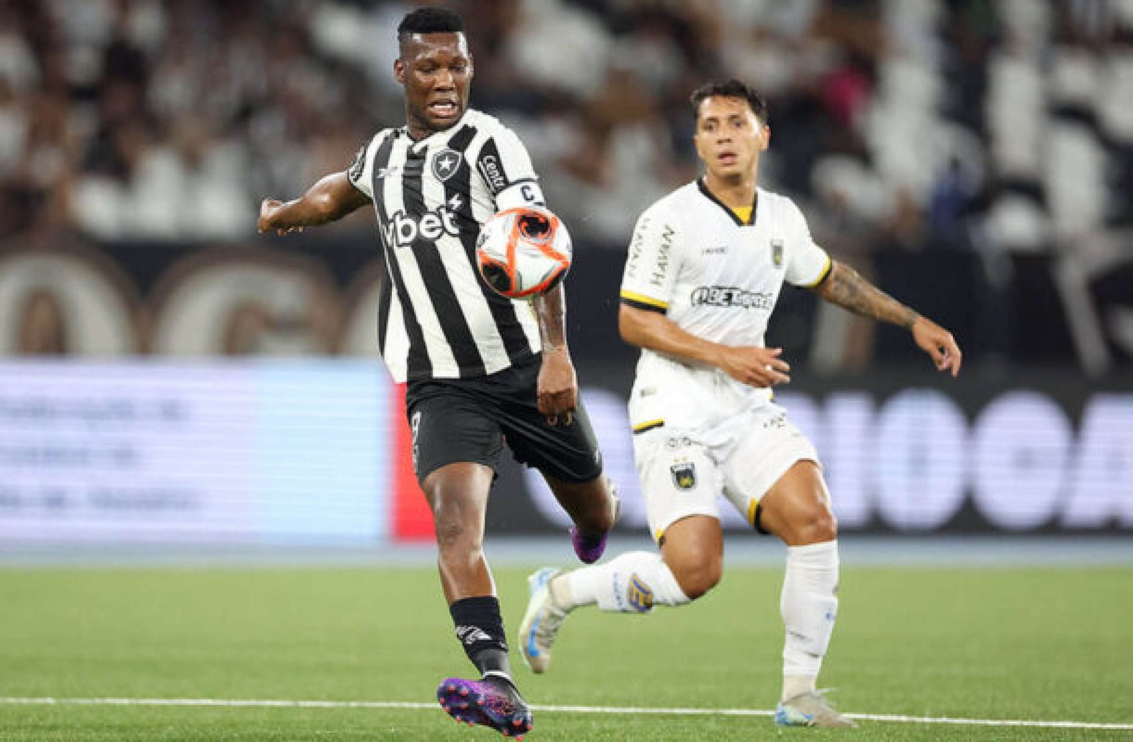 Patrick de Paula desperdiça pênalti, e Botafogo perde para Volta Redonda no Nilton Santos