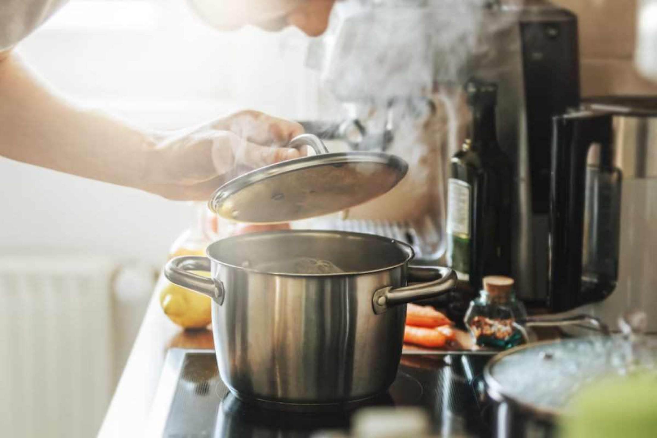 Panela de inox cozinhando algo 