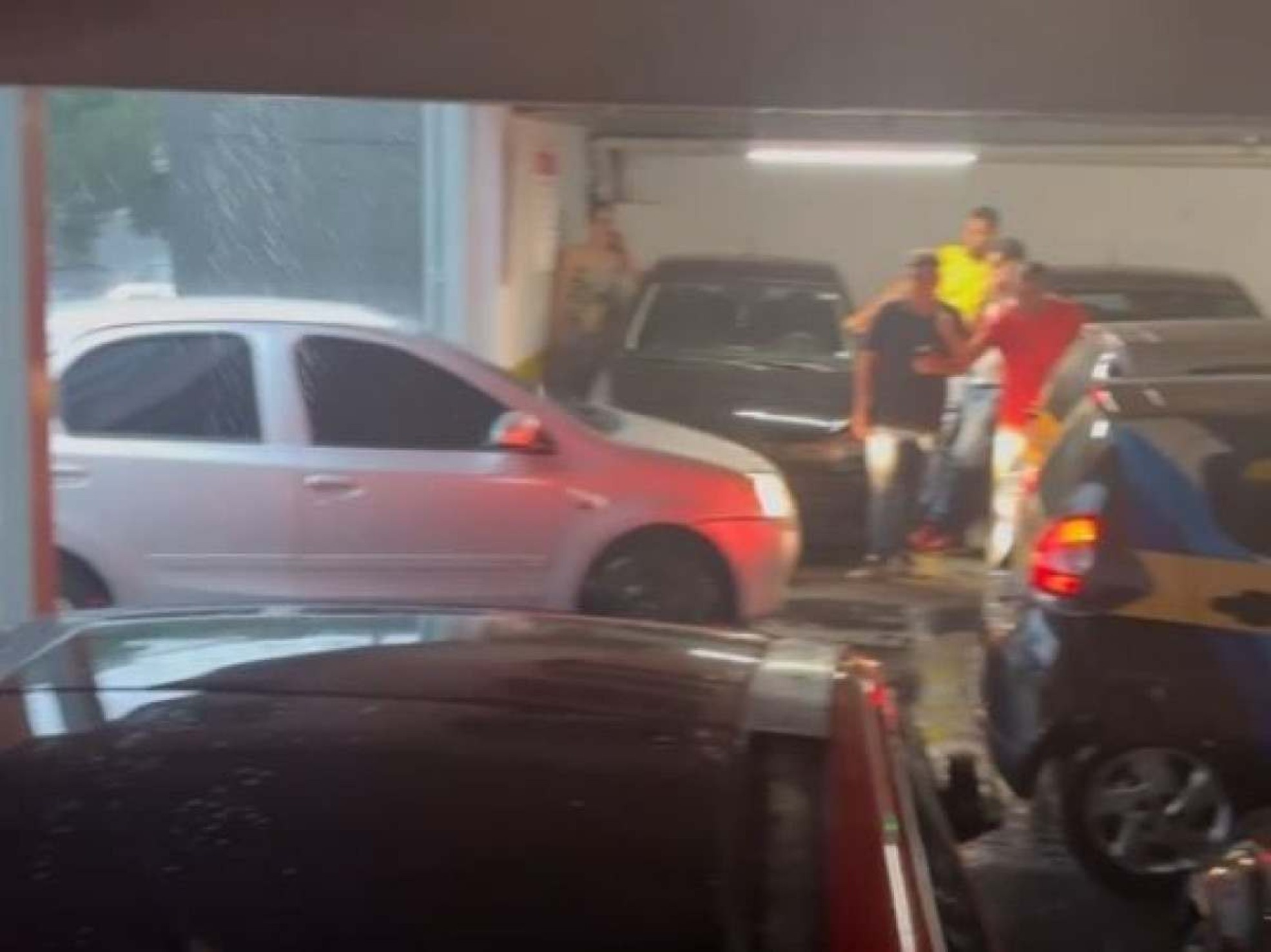 Vídeo: motoristas tentam esconder carros durante chuva de granizo em BH