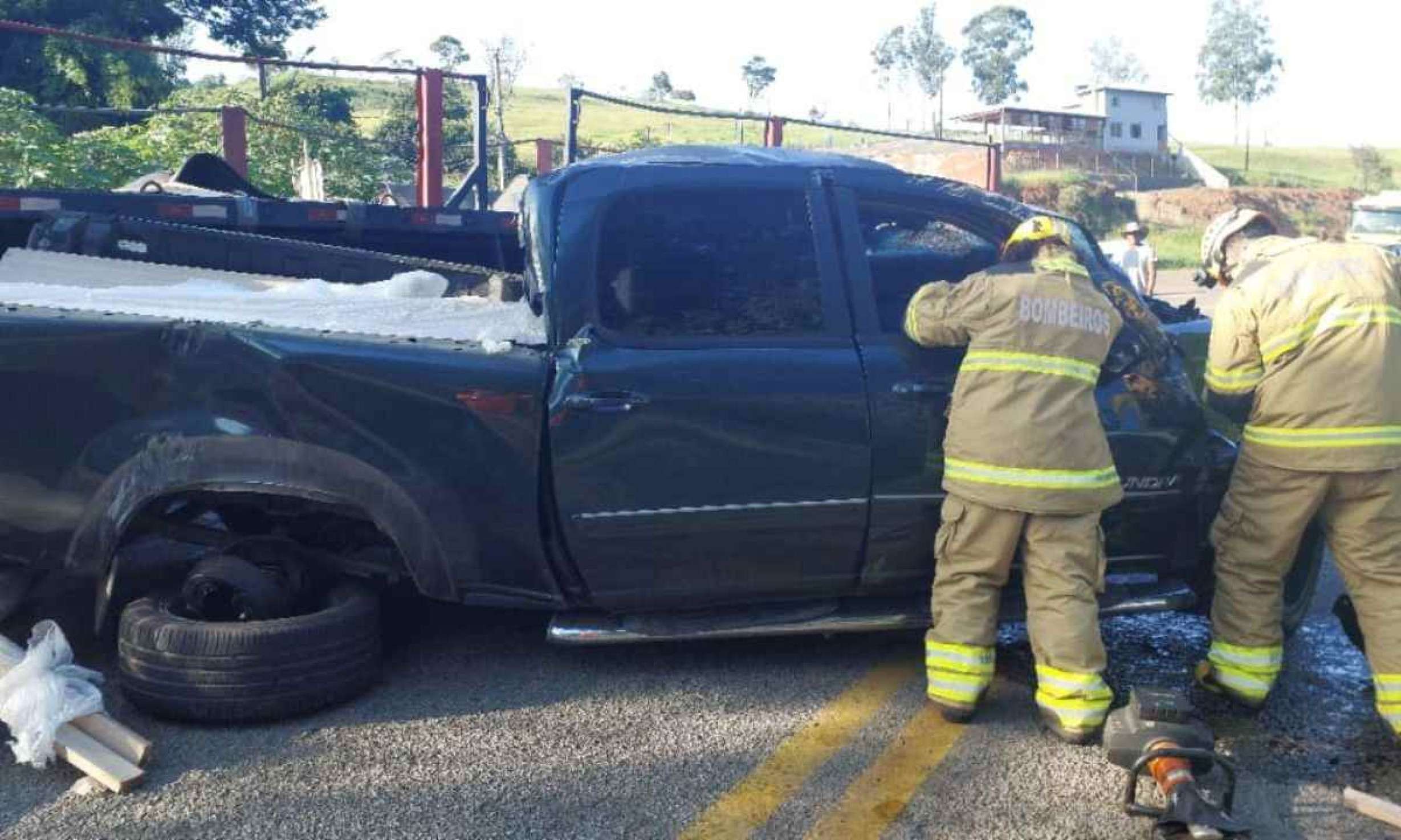 Acidente entre caminhonete e carreta deixa três mortos na BR-381