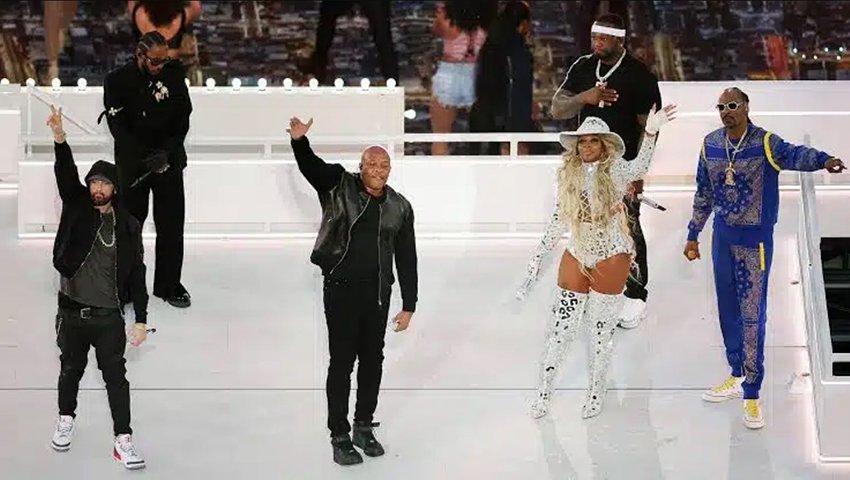 Eminem causou polêmica ao se ajoelhar durante a apresentação. Ele fez referência ao jogador de futebol americano Colin Kaepernick (então no San Francisco 49ers), que em 2016 começou a se ajoelhar durante a execução do hino antes das partidas, em protesto  contra a desigualdade racial no país.