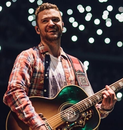 Em 2004, uma gafe no Super Bowl 38: o cantor Justin Timberlake expôs o seio direito da cantora Janet Jackson. Ao que tudo indica, foi algo combinado para chamar a atenção. Depois disso, os shows de pop foram banidos do Super Bowl de 2005 a 2011, só voltando em 2012. 