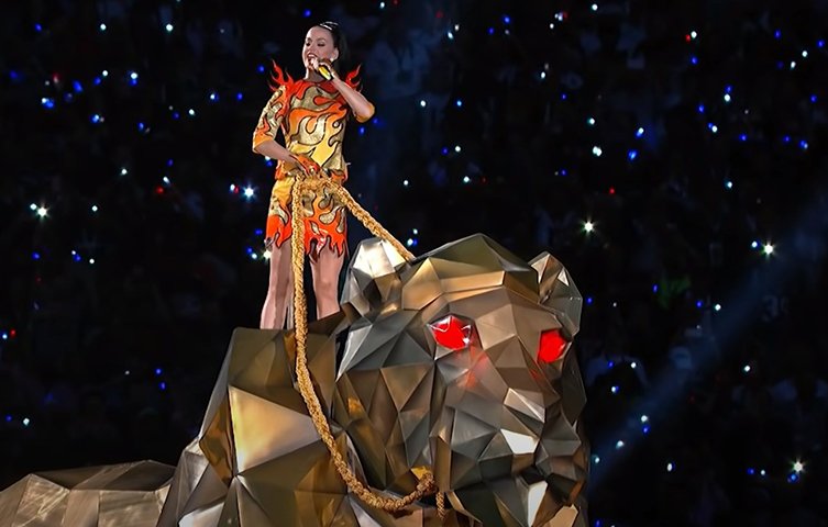 Em 2015, foi a vez de Katy Perry se apresentar no Super Bowl 49. Ela cantou sucessos como 