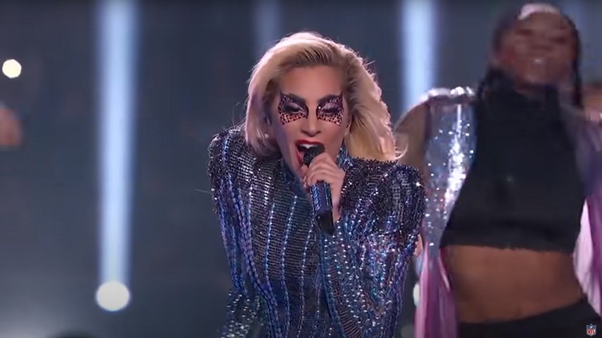 Em 2017,  Lady Gaga iniciou o espetáculo do telhado e se jogou para o palco rodeado pelo público. Várias listas  colocam o show dela como o maior de uma artista mulher na história do Super Bowl.