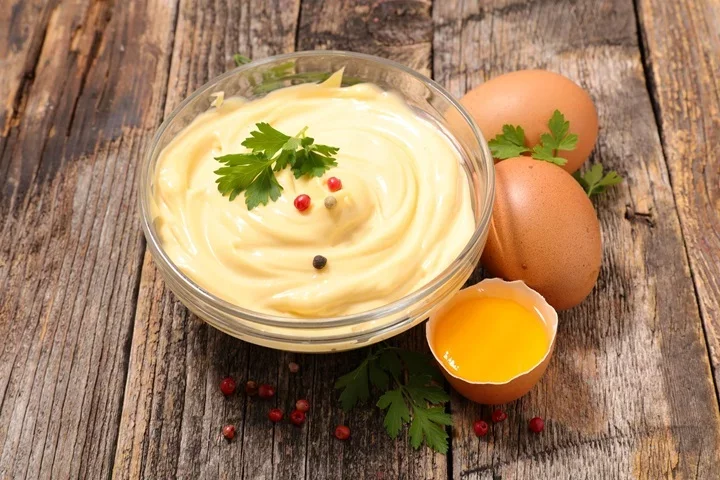 A receita da maionese tem como base gemas de ovos, óleo vegetal e um ingrediente ácido, como vinagre ou limão. Por isso, há quem prefira fazer em casa, seguindo receitas de sites especializados. 