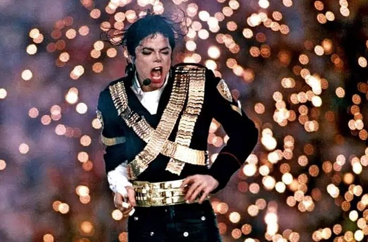 O Super Bowl existe desde 1967, sempre com atrações musicais no intervalo das partidas, com duração de 12 a 15 minutos. Inicialmente, eram com bandas bem desconhecidas e/ou universitárias. Em 1993, tudo começou a mudar com uma apresentação histórica de Michael Jackson.