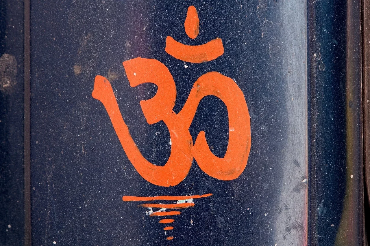 Om - Também chamado Aum, é um mantra sagrado em tradições espirituais como o hinduísmo e budismo. Representa a essência do universo e é primordial, contendo todos os sons possíveis. Recitar o mantra 