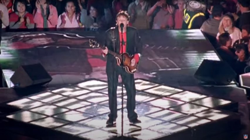 Paul McCartney foi o único dos Beatles a se apresentar no Super Bowl. Em 2005, ele cantou as famosas 