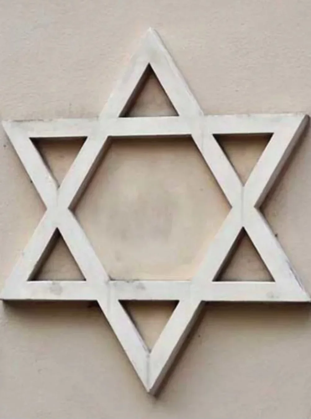 Estrela de Davi - É um símbolo de seis pontas, é usado como amuleto da sorte. Encontrado em joias, decorações e objetos de arte, pode ser feito de ouro, prata ou outros metais preciosos. Conhecida como Magen David em hebraico, que significa 