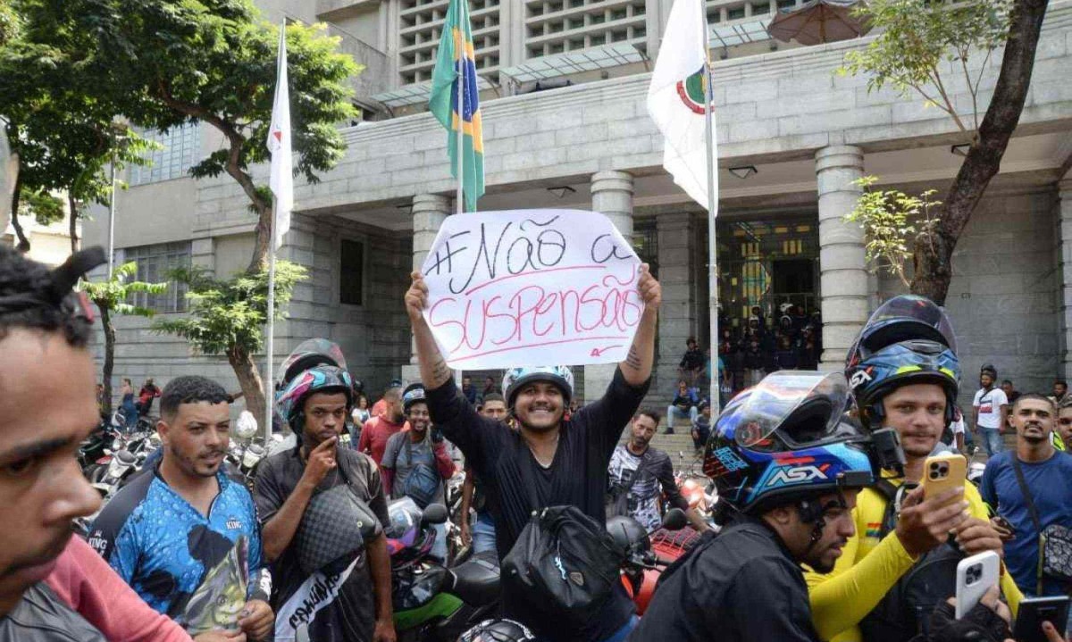 Dezenas de trabalhadores fecharam três faixas da Afonso Pena em frente a Prefeitura de BH
 -  (crédito: Túlio Santos/EM/D.A.Press. Brasil. Belo Horizonte - MG.)