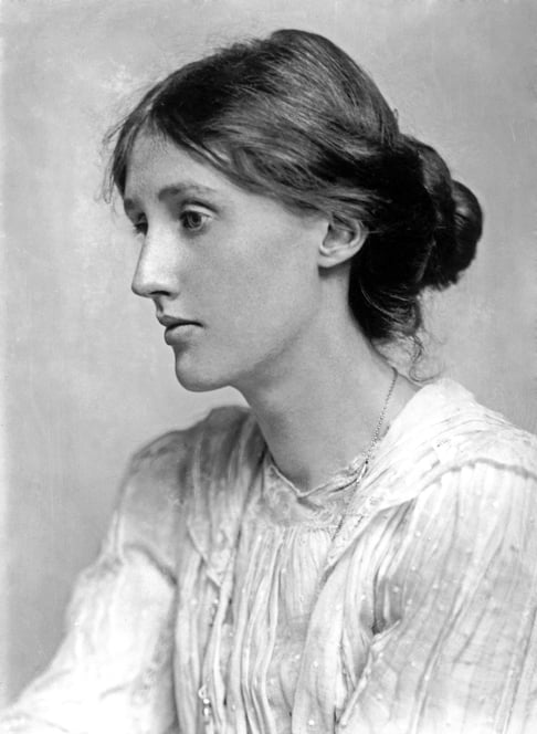A escritora inglesa Virginia Woolf, conhecida por sua obra literária e seus ensaios feministas, também terá algumas de suas obras, como o ensaio 