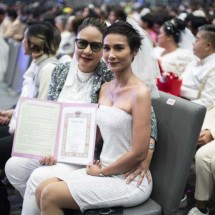 Centenas de casais do mesmo sexo celebram união com entrada em vigor de lei na Tailândia - Chanakarn Laosarakham / AFP