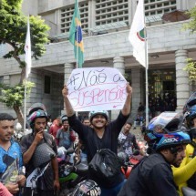 Motociclistas protestam em BH contra suspensão do serviço de mototáxi - Túlio Santos/EM/D.A.Press. Brasil. Belo Horizonte - MG.