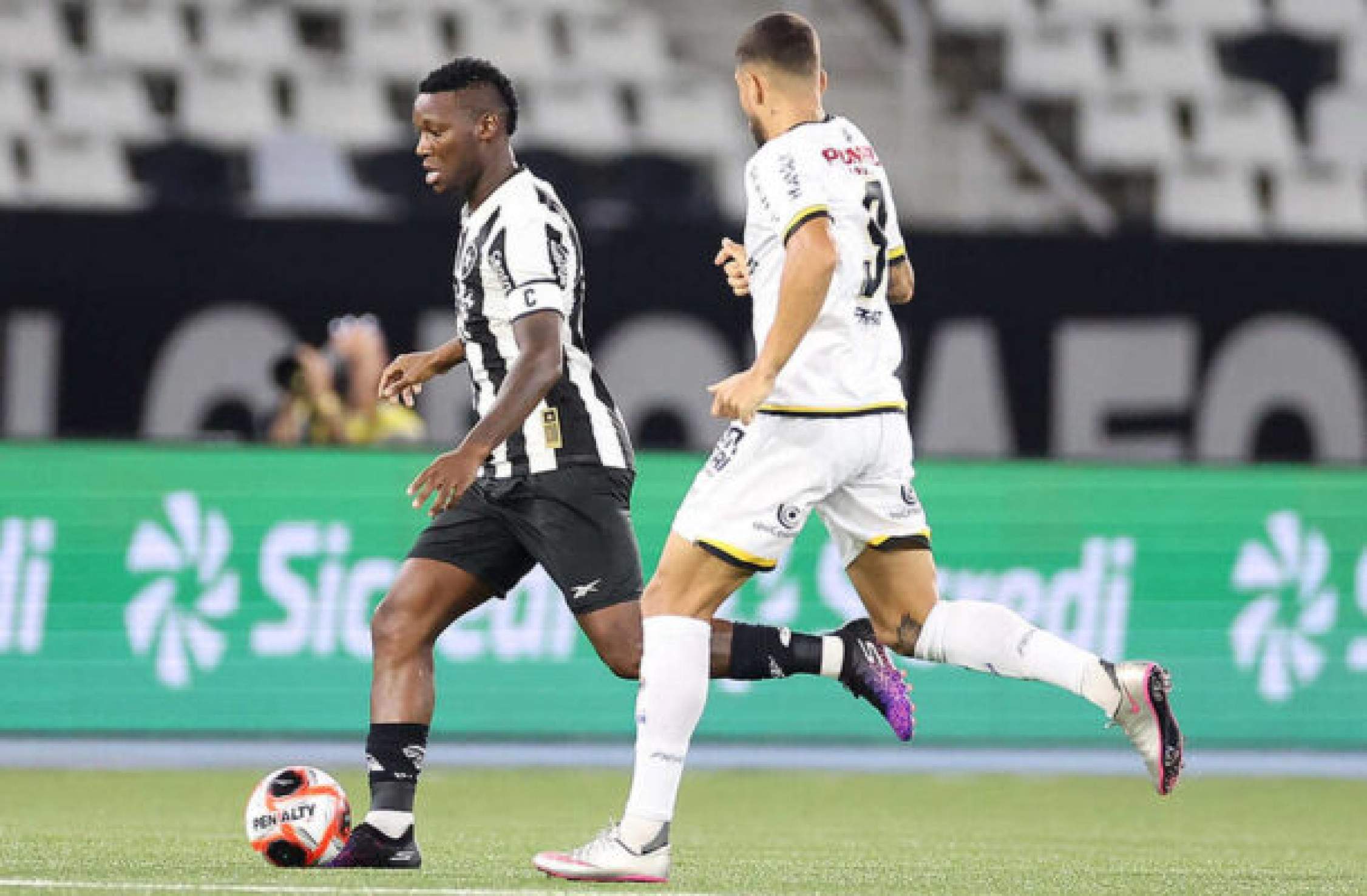 ‘Não me abala’, assegura Patrick de Paula após vaias da torcida do Botafogo por pênalti perdido