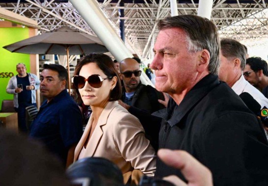 Bolsonaro fala em Michelle candidata e plano de assumir Casa Civil