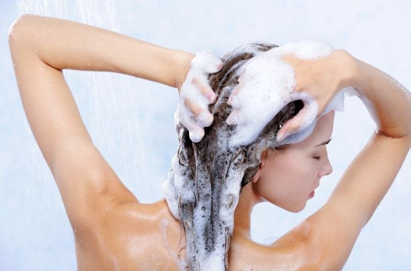 3 - Nunca descuide da  higiene  - A limpeza do cabelo deve ser feita conforme o tipo do fio. Portanto, a escolha dos produtos certos e o modo de usar afetam diretamente a manutenção do couro cabeludo. 