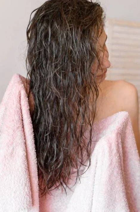 Na hora de secar os cabelos, use toalha sempre limpa, sem manter a mesma por tempo excessivo. As toalhas de mão e de rosto devem ser trocadas a cada 2 dias e as de banho no mínimo semanalmente, deixando-as bem esticadas após o uso