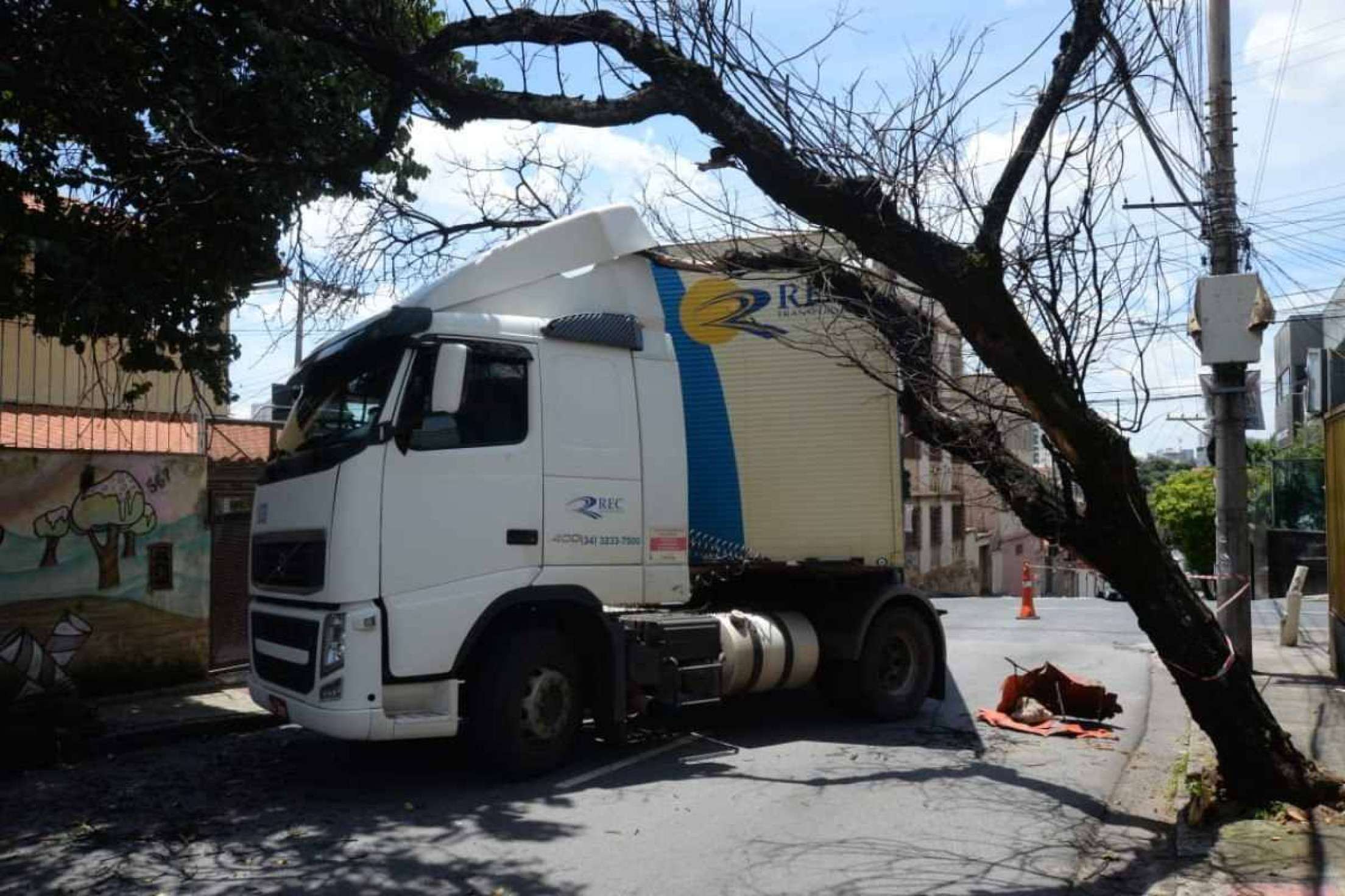Vídeo: carreta fica presa e trava o trânsito em bairro de Belo Horizonte