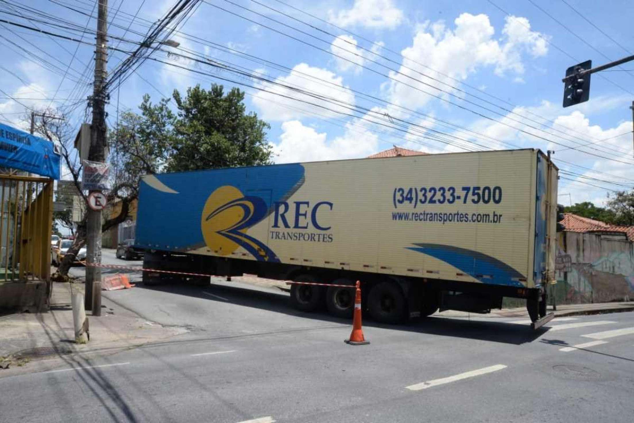Carreta presa fechou a Monte Santo entre as ruas Três Pontas e Padre Eustáquio