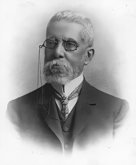 No Brasil, por exemplo, ao usar uma obra em domínio público, é necessário dar os devidos créditos ao autor, mesmo que seus direitos patrimoniais tenham expirado.